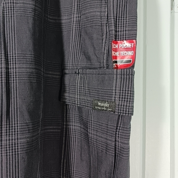 Wrangler Casual Plaid Cargo Shorts - Picture 4 of 6